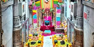 हर-हर महादेव के जयघोषों से गूंजा दूधेश्वरनाथ मंदिर परिसर, रातभर चलता रहा जलाभिषेक