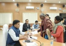 कलेक्टर कुणाल दुदावत ने जनदर्शन में सुनी दूरस्थ व वनांचल क्षेत्र के लोगों की समस्याएँ