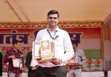 गणतंत्र दिवस पर उत्कृष्ट सेवाओं के लिए जिला जनसंपर्क कार्यालय के जिला समन्वयक आशुतोष हुए सम्मानित