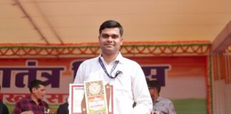 गणतंत्र दिवस पर उत्कृष्ट सेवाओं के लिए जिला जनसंपर्क कार्यालय के जिला समन्वयक आशुतोष हुए सम्मानित