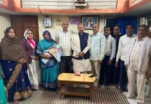 बरगांव में शोक संतृप्त परिवार से मिले पूर्व विधायक मोतीलाल देवांगन