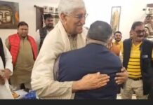 आदर्श राजनीति: मंत्री राजेश अग्रवाल ने छुए टीएस सिंहदेव के पैर, पुरानी यादें ताजा की