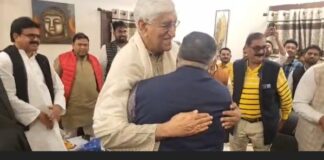 आदर्श राजनीति: मंत्री राजेश अग्रवाल ने छुए टीएस सिंहदेव के पैर, पुरानी यादें ताजा की