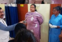 CMHO डॉ. एस.एन.केशरी का एक्शन मोड: करतला स्वास्थ्य केंद्र का औचक निरीक्षण, लापरवाही बरतने वालों को दी सख्त हिदायत