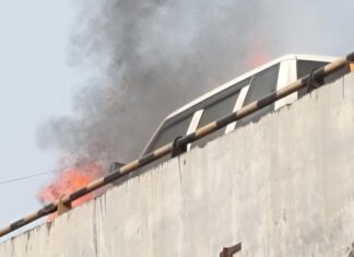 KORBA BREAK: ओव्हरब्रिज पर लगी आग,स्कार्पियो चपेट में