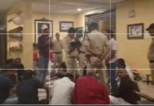 इंदौर: IAS के फार्म हाउस पर पुलिस का छापा, 13 लाख से ज्यादा कैश बरामद; 18 जुआरी गिरफ्तार