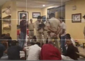 इंदौर: IAS के फार्म हाउस पर पुलिस का छापा, 13 लाख से ज्यादा कैश बरामद; 18 जुआरी गिरफ्तार