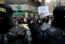 ईरान में मानवाधिकारों का घोर उल्लंघन, अस्पतालों में इलाज करा रहे प्रदर्शनकारियों को पकड़ रही पुलिस