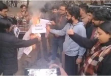 बांग्लादेश में हिंदुओं पर बढ़ती हिंसा के विरोध में ABVP ने जेएनयू में किया प्रदर्शन, फूंका इस्लामिक कट्टरता का पुतला