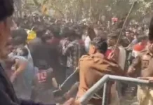 दिल्ली: जश्न के बीच रणक्षेत्र बना कॉलेज का कैंपस, पुलिस ने बरसाईं लाठियां; कई छात्र हुए चोटिल