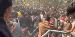 दिल्ली: जश्न के बीच रणक्षेत्र बना कॉलेज का कैंपस, पुलिस ने बरसाईं लाठियां; कई छात्र हुए चोटिल