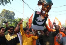 दिल्ली में विस्फोट पर जम्मू में उबाल, फूंका पाकिस्तान का झंडा व अजहर मसूद का पुतला