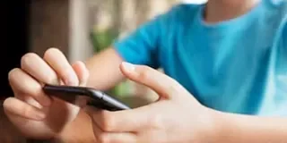 बच्चों के सोशल मीडिया इस्तेमाल पर बैन लगाएगा कर्नाटक, आंध्र प्रदेश में भी तैयारी