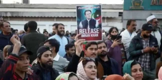 इमरान खान को सजा सुनाने के खिलाफ PTI कार्यकर्ताओं का प्रदर्शन, शहबाज सरकार के खिलाफ निकाला गुस्सा