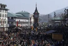 खामेनेई की हत्या के विरोध में देशभर में प्रदर्शन, काली पट्टी बांधकर सड़कों पर उतरे लोग