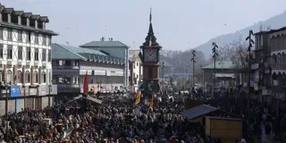 खामेनेई की हत्या के विरोध में देशभर में प्रदर्शन, काली पट्टी बांधकर सड़कों पर उतरे लोग