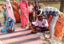 अवैध संबंध के संदेह पर बरेल गांव में लोगों ने युवक-युवती को किया अपमानित