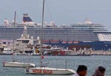 खाड़ी में फंसे हजारों पर्यटक, क्रुज कंपनी ने शुरू किया राहत अभियान, होर्मुज जलडमरूमध्य बंद