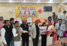स्व. विजय शर्मा की स्मृति में प्रतिभावान बच्चों का सम्मान सराहनीय : महापौर संजू देवी