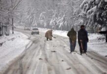 अमेरिका में जमीन से आसमान तक बर्फीले तूफान का कहर, पांच हजार से ज्यादा उड़ानें रद, 28 की मौत