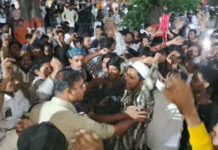 खंडवा में धर्मगुरु पर आपत्तिजनक टिप्पणी को लेकर बवाल, प्रदर्शनकारियों ने युवती को पीटा, थाने का घेराव