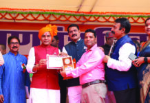 जिपं अध्यक्ष डॉ. पवन ने मनोज सहित कई कर्मियों को किया सम्मानित