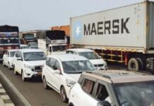 मुंबई-पुणे एक्सप्रेसवे पर फंसे लोगों को मिलेगा टोल-रिफंड, ३३ घंटे तक फंसीं थीं 1 लाख से ज्यादा गाडिय़ां