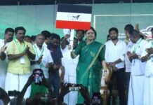 जयललिता की करीबी रहीं शशिकला ने लॉन्च किया पार्टी का झंडा, नाम पर सस्पेंस बरकरार