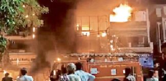 नोएडा फैक्ट्री आग: बेसमेंट में फिर भडक़ी लपटें, लापता कर्मी उपेंद्र का नहीं मिला सुराग