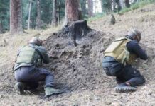 आतंकियों और सुरक्षाबलों के बीच मुठभेड़ जारी जैश के तीन आतंकी फंसे, 8 जवान घायल