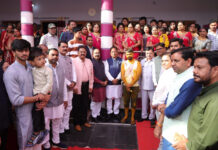 उद्योग मंत्री लखनलाल देवांगन के परिवार के वैवाहिक समारोह में पहुंचे मुख्यमंत्री विष्णुदेव साय नवदंपत्ति को दिये आशीर्वाद