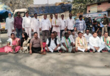 मनरेंगा बचाव संग्राम :सडक़ पर बैठे कांग्रेसी