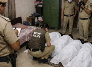 पत्नी और तीन बच्चों की धारदार हथियार से हत्या, पति फरार