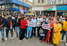 युवा कांग्रेस के कार्यकर्ताओं ने किया शराब दुकान खुलने का विरोध