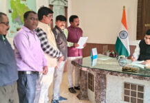 विस्थपितों की समस्याओं के समाधान के लिए डीएम को सौंपा ज्ञापन