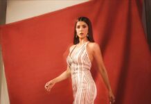 स्ट्राइप ड्रेस में निमरत कौर का स्टाइलिश लुक