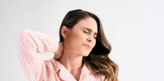 गलत मुद्रा में सोने से गर्दन में अकडऩ आ गई? इन तरीकों से करें ठीक