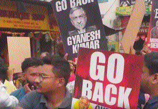 ममता के गढ़ में सीईसी का विरोध, मंदिर जाते समय चुनाव आयुक्त ज्ञानेश कुमार को दिखाए काले झंडे