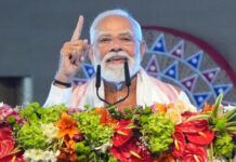 प्रधानमंत्री ब्रह्मपुत्र में क्रुज पर सवार हुए, छात्रों से किया संवाद