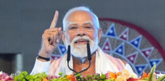 प्रधानमंत्री ब्रह्मपुत्र में क्रुज पर सवार हुए, छात्रों से किया संवाद