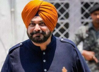 जिनकी लंगोटियां फटी वो हमारी पगड़ी उछाल रहे