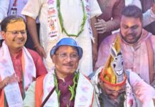 नगाड़े की थाप और ठहाकों की गूंज: CM विष्णु देव साय ने पत्रकारों संग मनाया ‘महामूर्ख सम्मेलन’ का जश्न