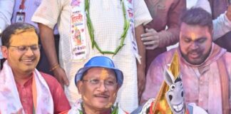 नगाड़े की थाप और ठहाकों की गूंज: CM विष्णु देव साय ने पत्रकारों संग मनाया ‘महामूर्ख सम्मेलन’ का जश्न