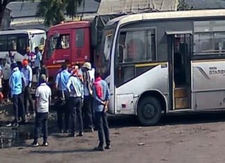 माइंस में मारपीट कर धमकाया ऑपरेटर पर कार्रवाई को लेकर धरना