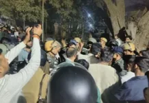 BHU में दो छात्रों पर बाइक सवार हमलावरों ने दागीं गोलियां, धरने पर बैठै सैकड़ों छात्र