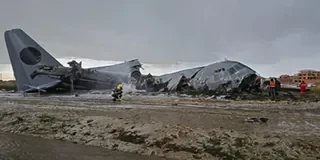 सड़क पर मचा कोहराम: बोलिविया में सैन्य विमान क्रैश, 15 की मौत; दुर्घटना के बाद नोटों से पटी दिखीं सड़कें