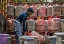 कालाबाजारी ने बढ़ाई रसोई गैस सिलिंडरों की किल्लत, यूरिया उत्पादन बंद; हजारों होंटलों पर लगे ताले