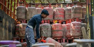 कालाबाजारी ने बढ़ाई रसोई गैस सिलिंडरों की किल्लत, यूरिया उत्पादन बंद; हजारों होंटलों पर लगे ताले