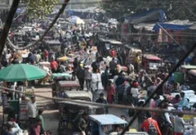 लंबे वीकेंड के कारण बर्फबारी और छुट्टियों में पहाड़ों पर उमड़ी भीड़, घंटों जाम में फंसे पर्यटक