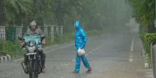 उत्तर भारत में मौसम का यू-टर्न: दिल्ली-NCR में बारिश का अलर्ट, पहाड़ों पर बर्फबारी शुरू